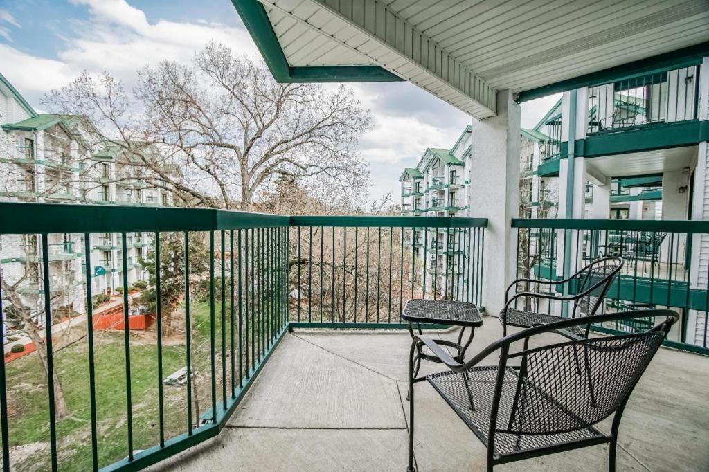 Surrey'S Carriage Place Resort Branson Exterior photo