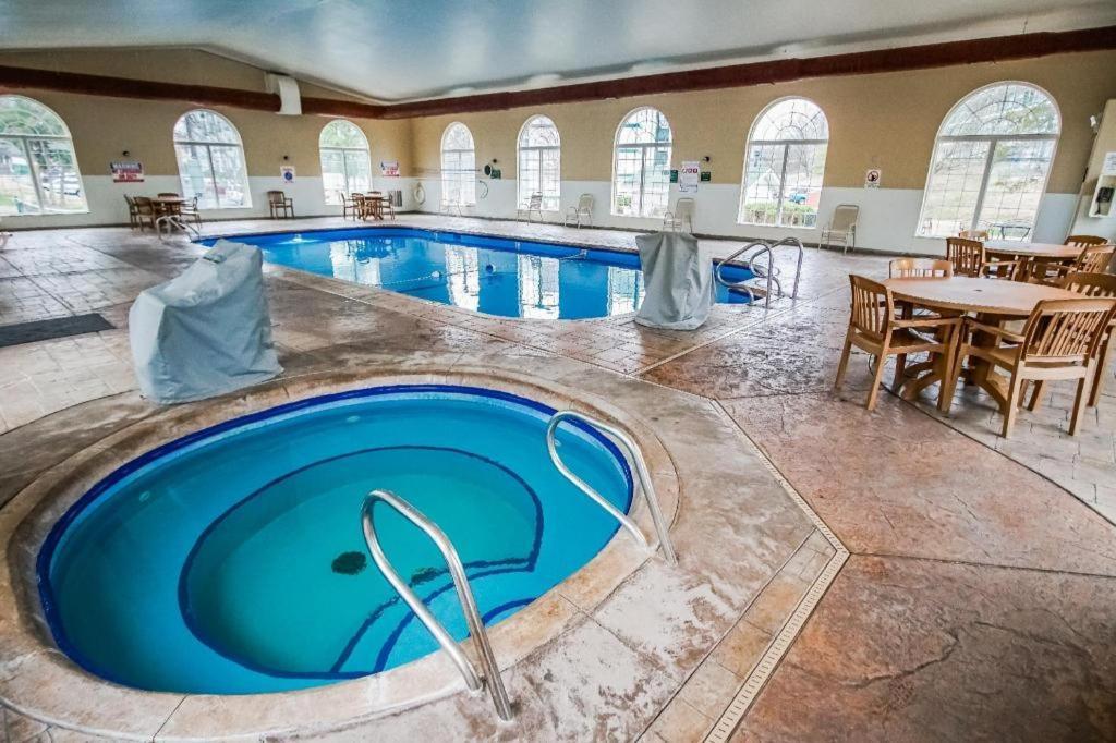 Surrey'S Carriage Place Resort Branson Exterior photo